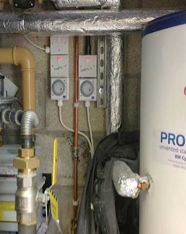 Pressurised cylinder installation